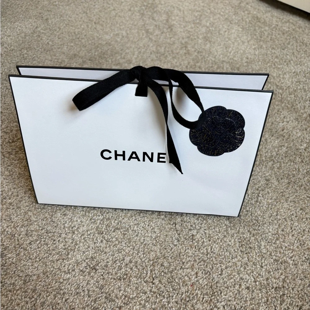Chanel - Gift Packaging with Stuffing & Envelope for Card - Black &‎ White